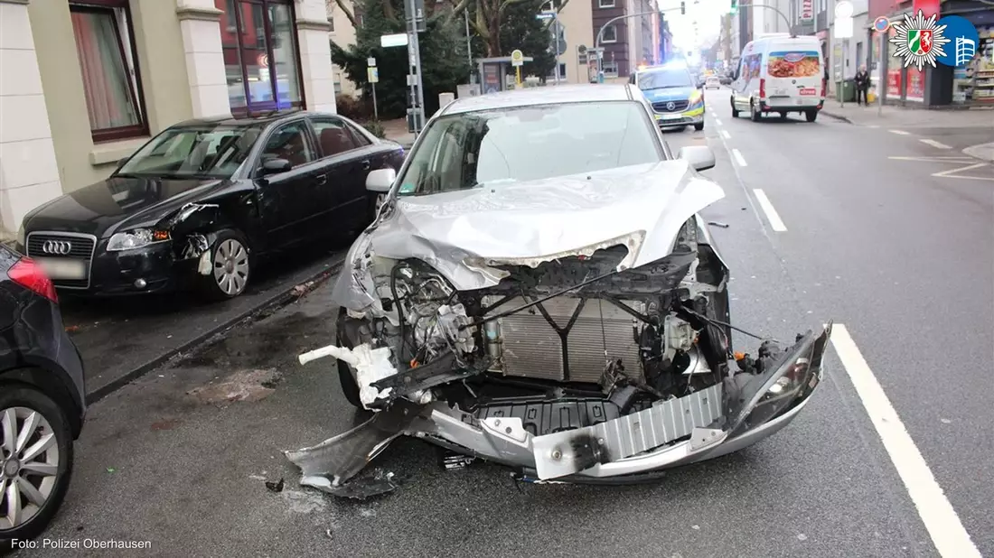 POL-OB: Zwei Verletzte und Totalschaden nach Kreuzungsunfall - Bild: presseportal.de