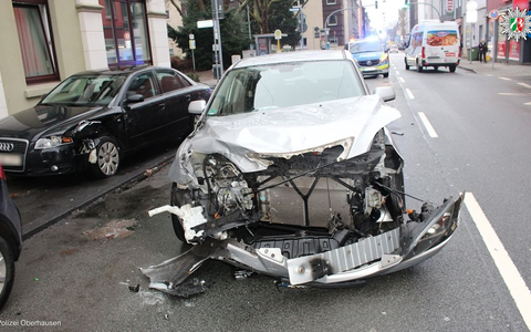 POL-OB: Zwei Verletzte und Totalschaden nach Kreuzungsunfall - Foto: presseportal.de