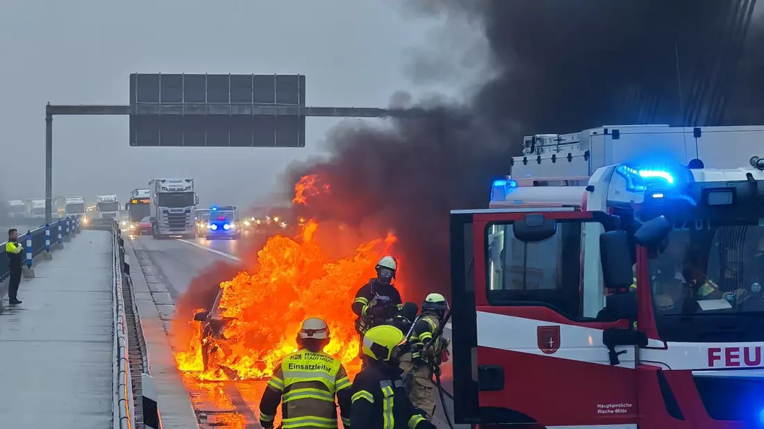 FW-NE: Pkw-Brand auf der Fleher Brücke | Keine Verletzten - Bild: presseportal.de