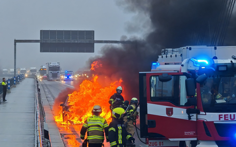 FW-NE: Pkw-Brand auf der Fleher Brücke | Keine Verletzten - Foto: presseportal.de