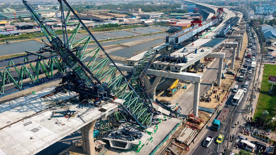 Die Schnellstraße ist eine wichtige Hauptverkehrsader. - Bild: Arnun Chonmahatrakool/AP/dpa