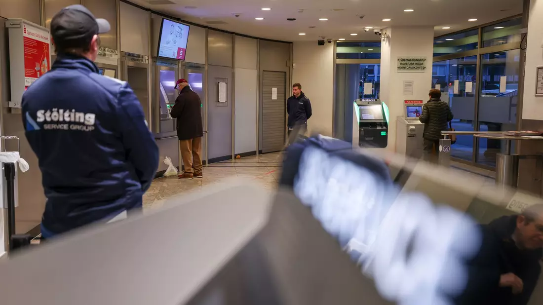 Die Filiale selbst bleibt zunächst weiter geschlossen. - Bild: Christoph Reichwein/dpa