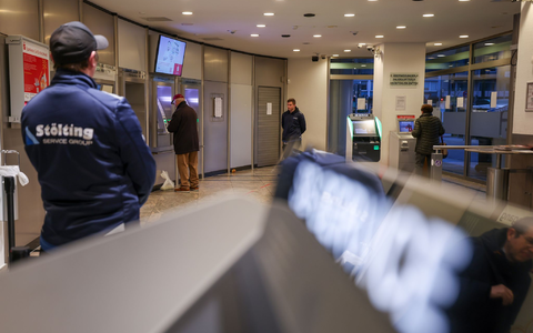 Die Filiale selbst bleibt zunächst weiter geschlossen. - Foto: Christoph Reichwein/dpa