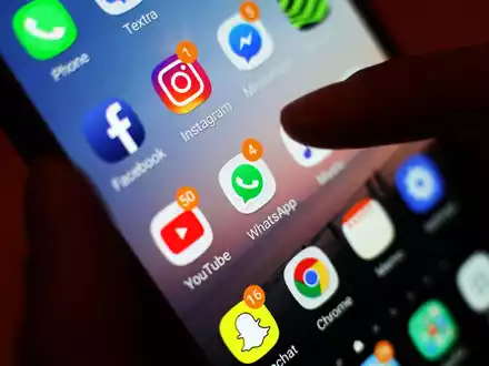 Eltern können auf Youtube kontrollieren ob, wann und wie lange ihre Kinder Kurzvideos schauen. (Symbolbild) - Foto: Yui Mok/PA Wire/dpa
