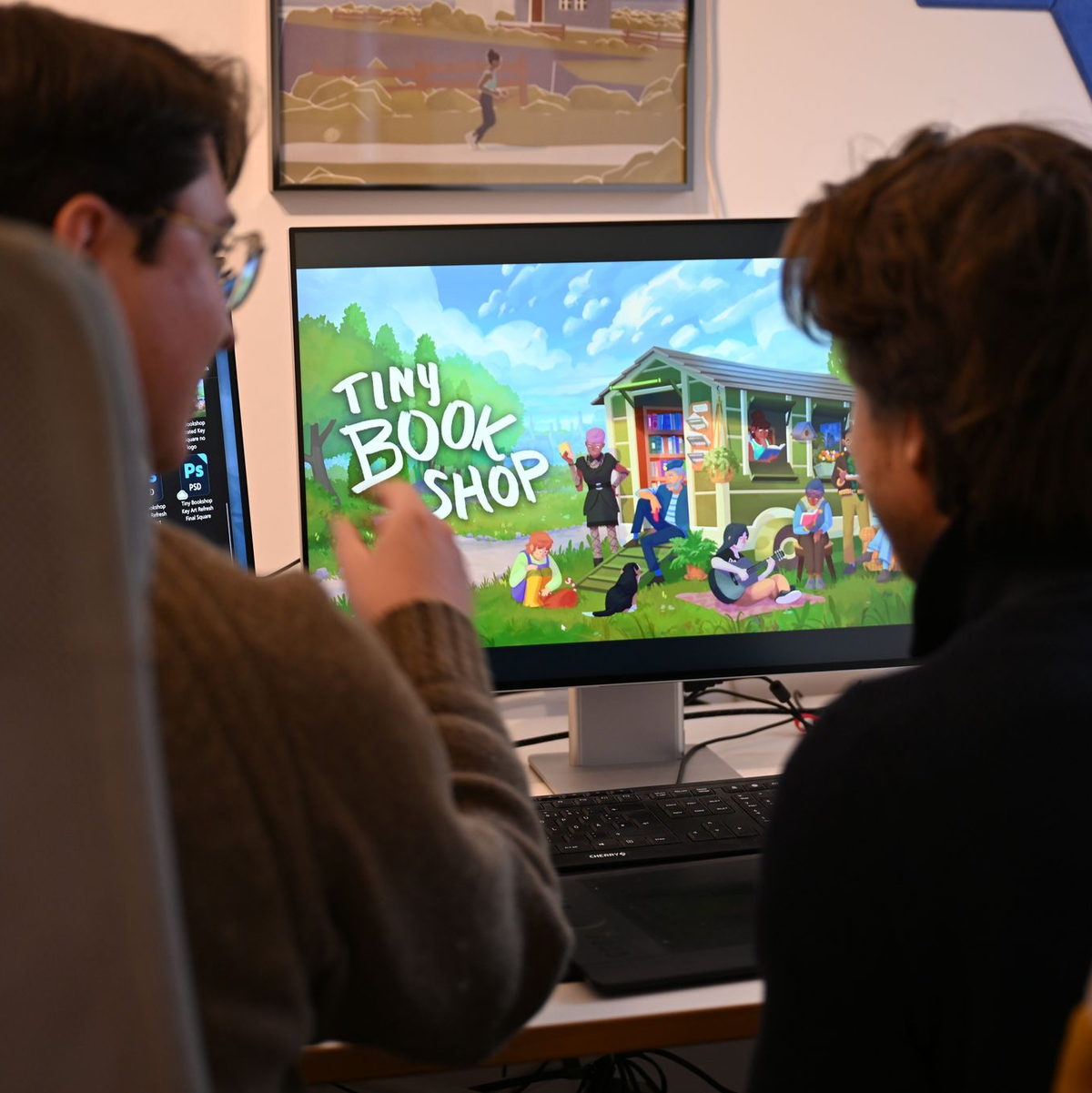 Die Computerspiele-Entwickler David Zapfe-Wildemann und Raven Rusch vom Kölner Independent-Studio Neoludic, das 2021 gegründet wurde und mit «Tiny Bookshop» einen großen Erfolg feierte. (Archivbild) - Foto: Wolf von Dewitz/dpa