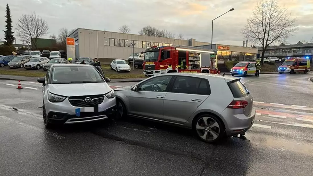 FW-DT: Verkehrsunfall mit gemeldeter eingeklemmter Person - Bild: presseportal.de