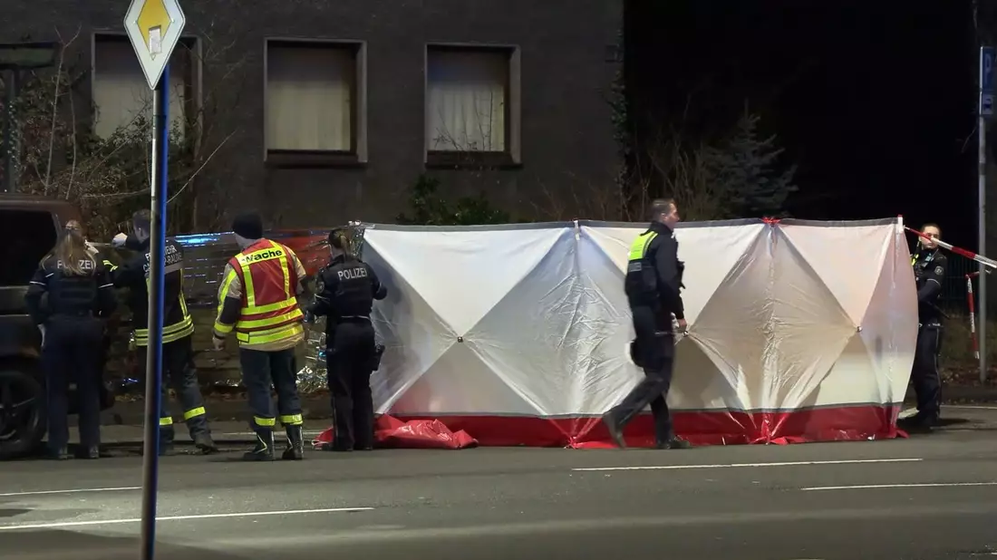 Die Polizei hat einen Sichtschutz aufgebaut.  - Bild: Justin Brosch/dpa