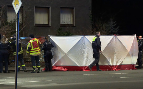 Die Polizei hat einen Sichtschutz aufgebaut.  - Foto: Justin Brosch/dpa