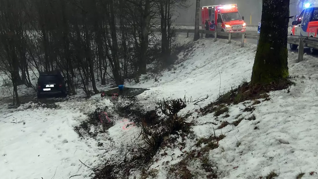 POL-GM: 21-jähriger Autofahrer kommt von der Straße ab - Bild: presseportal.de