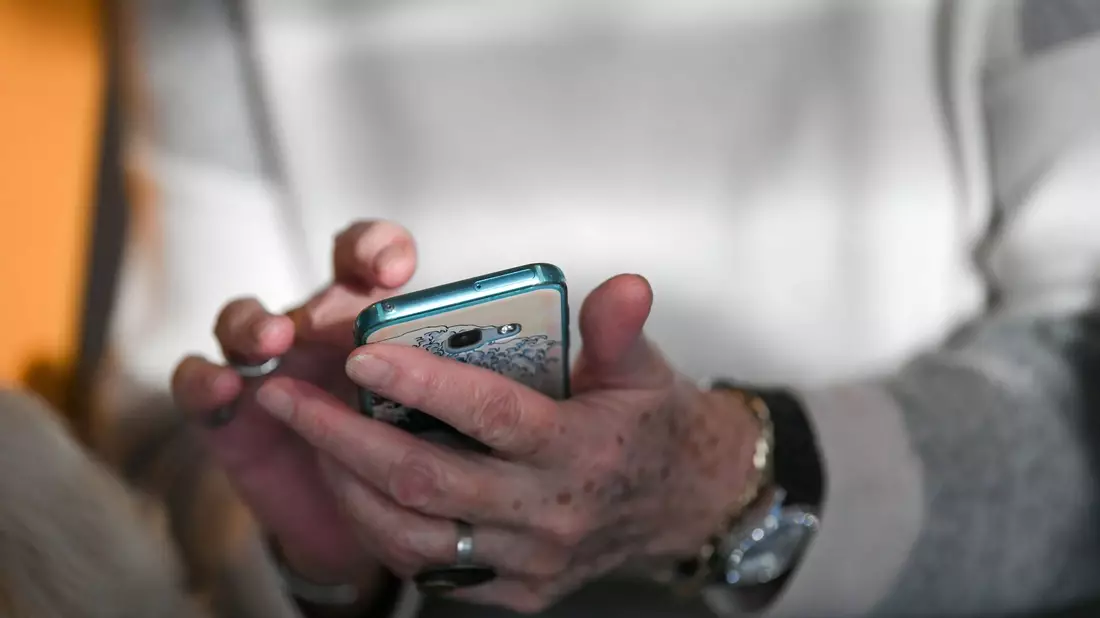 Smartphone? Auch für die allermeisten älteren Leute unverzichtbarer Alltagsbegleiter. (Symbolbild) - Bild: Jens Kalaene/dpa-Zentralbild/dpa