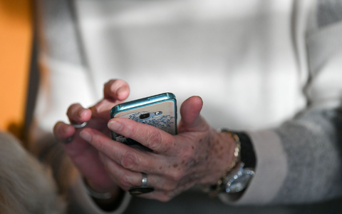 Smartphone? Auch für die allermeisten älteren Leute unverzichtbarer Alltagsbegleiter. (Symbolbild) - Foto: Jens Kalaene/dpa-Zentralbild/dpa