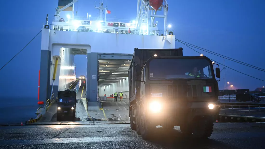 Erste Militärfahrzeuge sind in Emden angekommen.  - Bild: Lars Penning/dpa