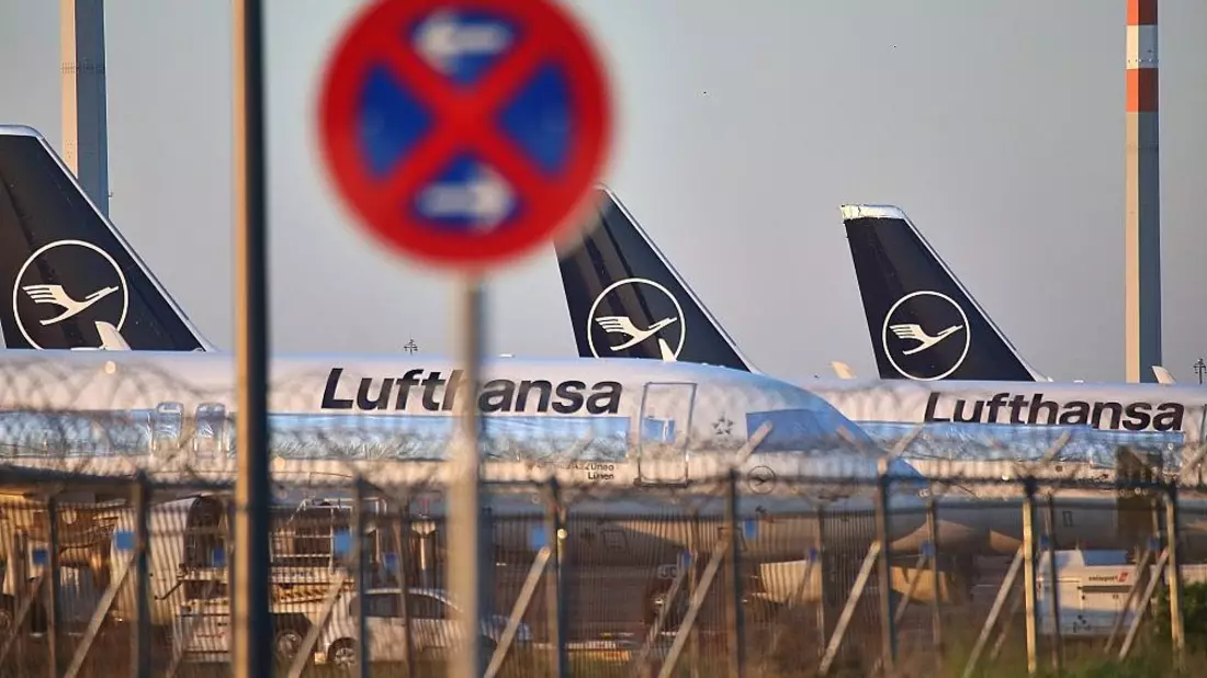 Lufthansa-Maschine fällt am Frankfurter Flughafen auf die Nase