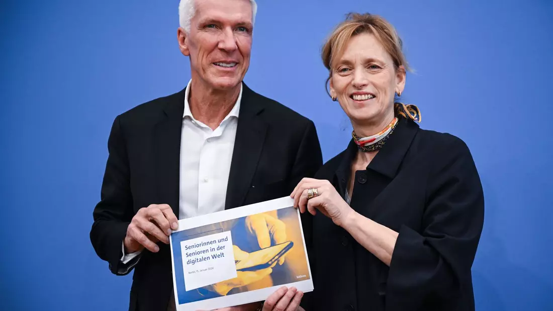 Ministerin Prien sieht das Internet auch als Mittel gegen Einsamkeit bei Älteren. - Bild: Britta Pedersen/dpa