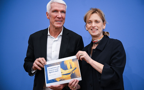 Ministerin Prien sieht das Internet auch als Mittel gegen Einsamkeit bei Älteren. - Foto: Britta Pedersen/dpa