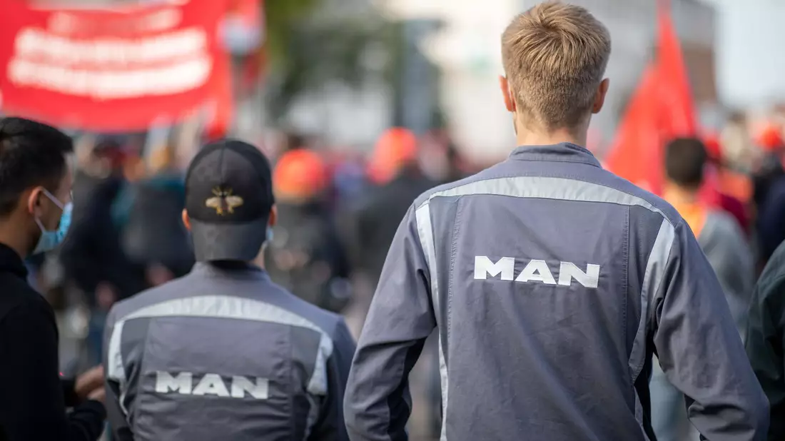 Beim Bus- und Lastwagenhersteller MAN gibt es eine Einigung zum geplanten Stellenabbau.  - Bild: Daniel Karmann/dpa