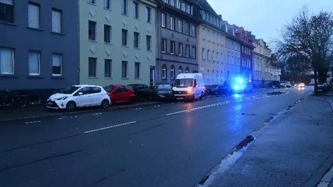 POL-OS: Osnabrück/Schölerberg: Teekanne während der Fahrt umgefallen - Crafterfahrer beschädigt ein halbes Dutzend Autos - Bild: presseportal.de