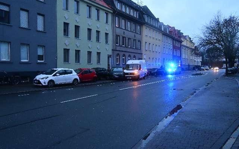POL-OS: Osnabrück/Schölerberg: Teekanne während der Fahrt umgefallen - Crafterfahrer beschädigt ein halbes Dutzend Autos - Foto: presseportal.de