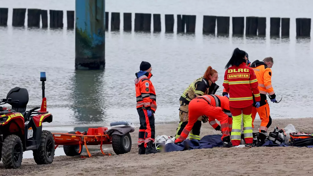 Ein Rettungsboot der DLRG war bei der Suche nach dem Winterbader im Einsatz. - Bild: Bernd Wüstneck/dpa