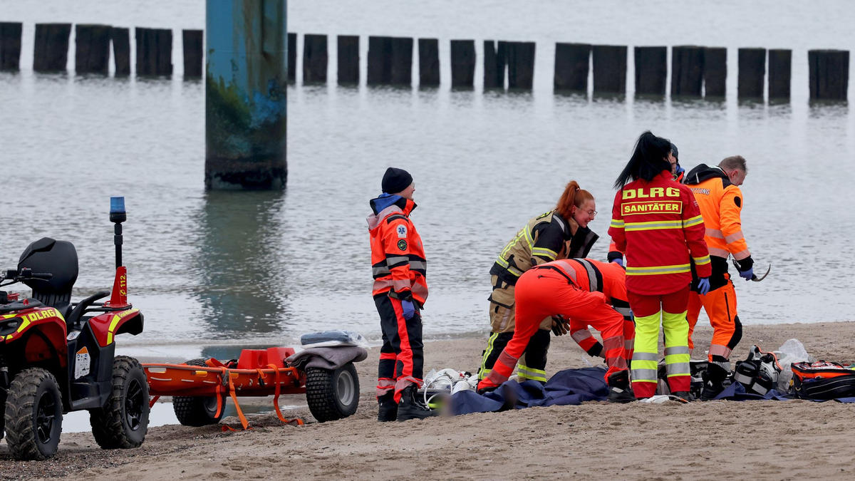 Ein Rettungsboot der DLRG war bei der Suche nach dem Winterbader im Einsatz. - Foto: Bernd Wüstneck/dpa