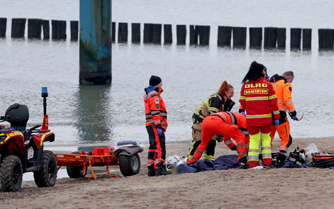 Ein Rettungsboot der DLRG war bei der Suche nach dem Winterbader im Einsatz. - Foto: Bernd Wüstneck/dpa