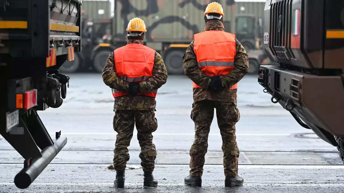 Insgesamt sind elf Nato-Länder an dem Manöver beteiligt.  - Bild: Lars Penning/dpa