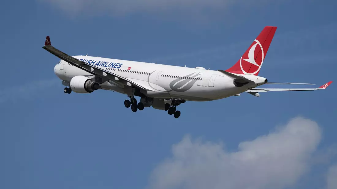 Eine Maschine von Turkish Airlines musste in Barcelona wegen einer Gefahr an Bord notlanden. (Archiv-Bild) - Bild: Soeren Stache/dpa