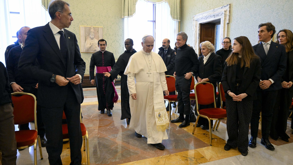 Papst Leo XIV. spricht Angehörigen von Crans-Montana-Opfern Trost zu. - Foto: Vatican Media/IPA via ZUMA Press/dpa