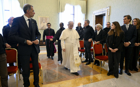 Papst Leo XIV. spricht Angehörigen von Crans-Montana-Opfern Trost zu. - Foto: Vatican Media/IPA via ZUMA Press/dpa