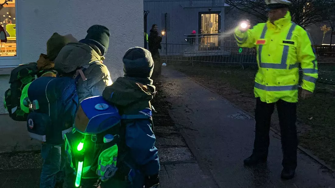 Mittelhessen: MARBURG-BIEDENKOPF: Aktion Glühwürmchen - Sicher zur Schule in der dunklen Jahreszeit - Bild: presseportal.de