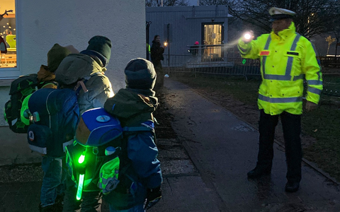 Mittelhessen: MARBURG-BIEDENKOPF: Aktion Glühwürmchen - Sicher zur Schule in der dunklen Jahreszeit - Foto: presseportal.de