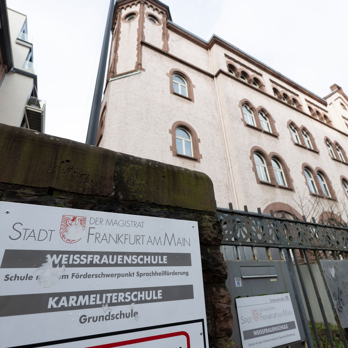 Die Schule liegt am Rande des Frankfurter Bahnhofsviertels.  - Foto: Boris Roessler/dpa