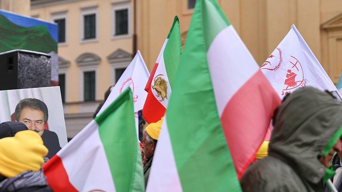 Iran-Fahnen (Archiv) - Foto: via dts Nachrichtenagentur