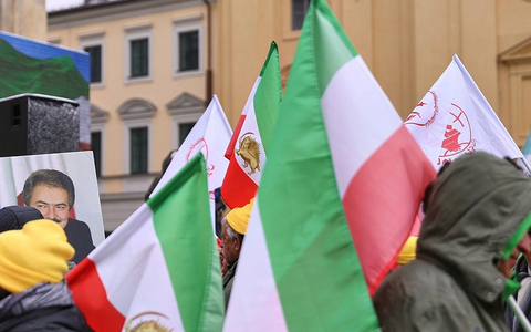 Iran-Fahnen (Archiv) - Foto: via dts Nachrichtenagentur