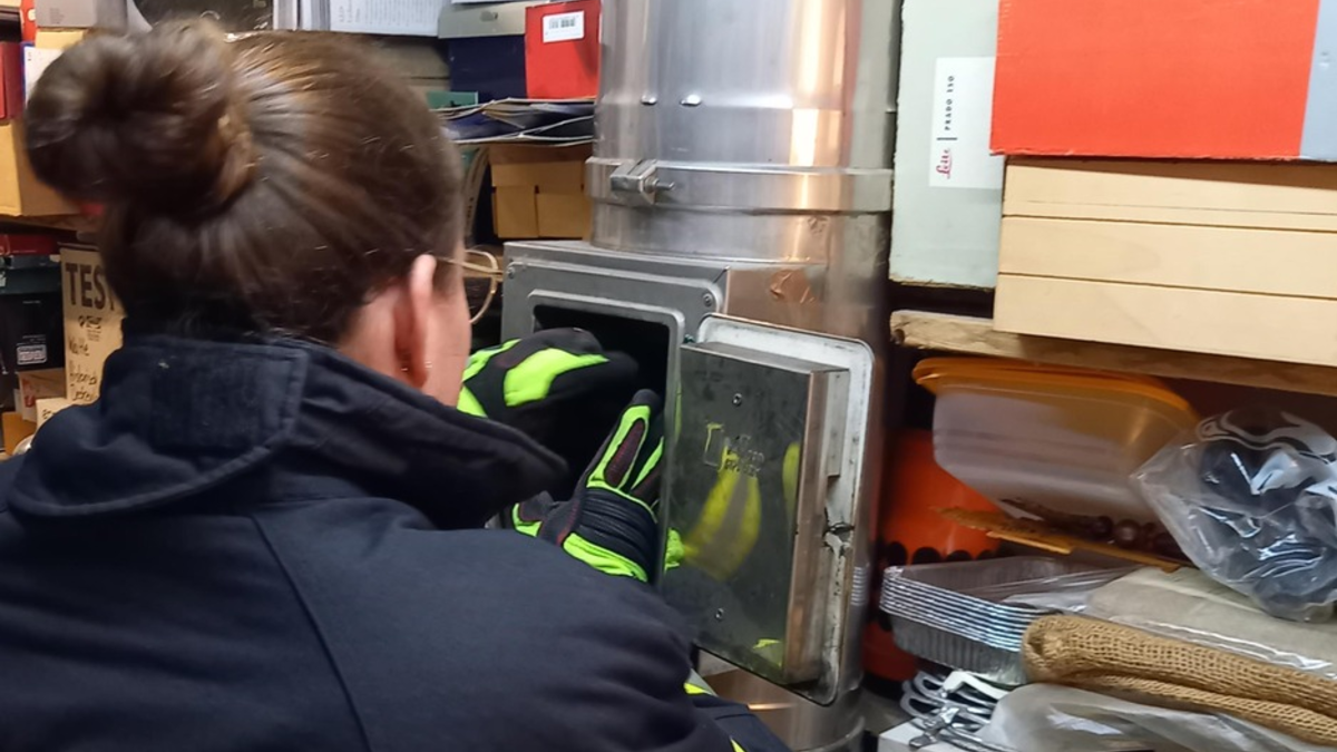 FW-EN: Ungewöhnlicher Feuerwehreinsatz: Kauz aus Kaminzug in der Straße Am Langenkamp gerettet - Foto: presseportal.de