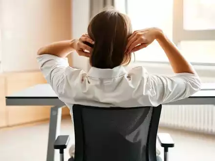 Büro-Pilates: Der 15-Minuten-Flow gegen Rückenschmerzen - Foto: über boerse-global.de