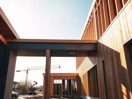 Volksschule Tesarekplatz: Neubau in Holzbauweise wächst - Foto: über boerse-global.de