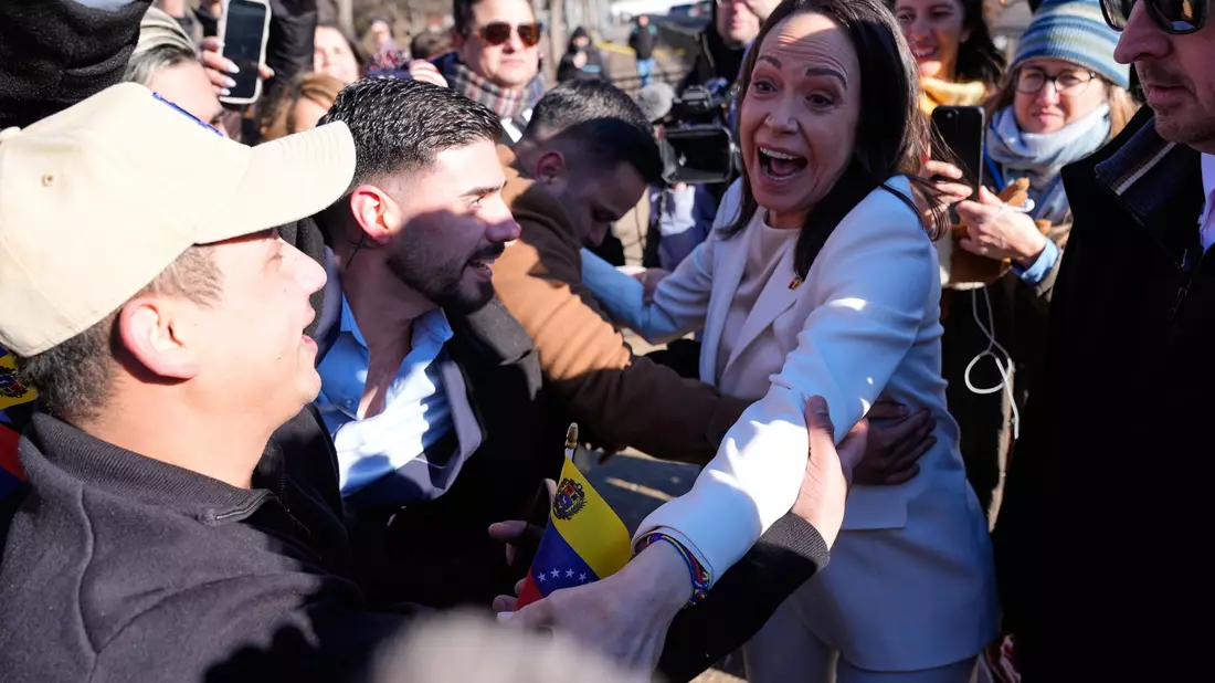 Während Trump Machado trifft, versammeln sich Menschen vor dem Weißen Haus.  - Bild: Pablo Martinez Monsivais/AP/dpa