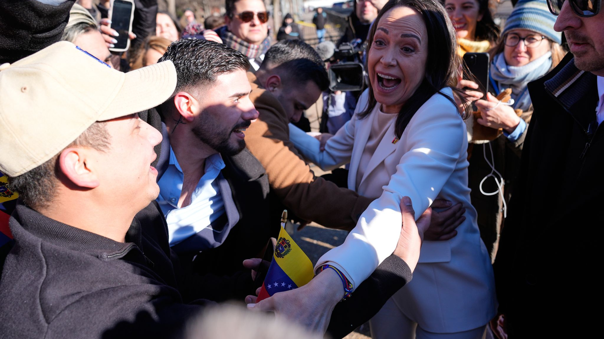 Während Trump Machado trifft, versammeln sich Menschen vor dem Weißen Haus.  - Foto: Pablo Martinez Monsivais/AP/dpa