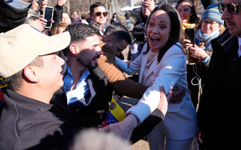 Während Trump Machado trifft, versammeln sich Menschen vor dem Weißen Haus.  - Foto: Pablo Martinez Monsivais/AP/dpa