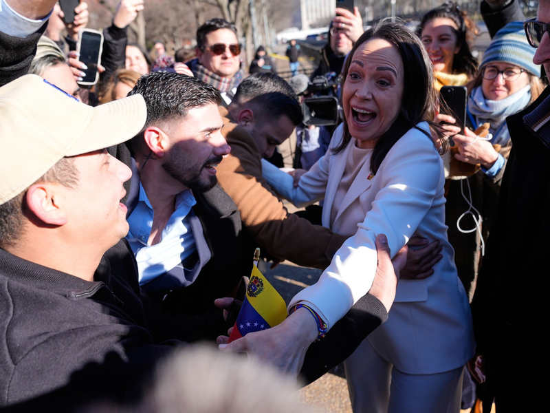 Während Trump Machado trifft, versammeln sich Menschen vor dem Weißen Haus.  - Foto: Pablo Martinez Monsivais/AP/dpa