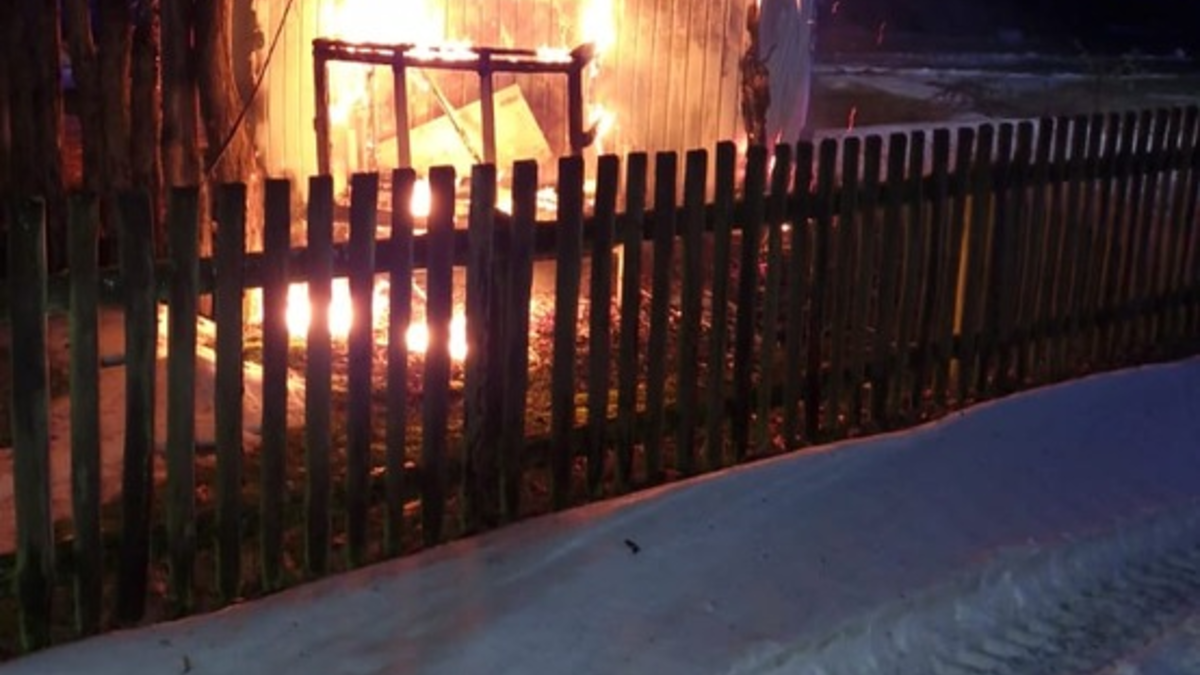 FW Celle: Bauwagen brennt in Altencelle in Vollbrand - Foto: presseportal.de