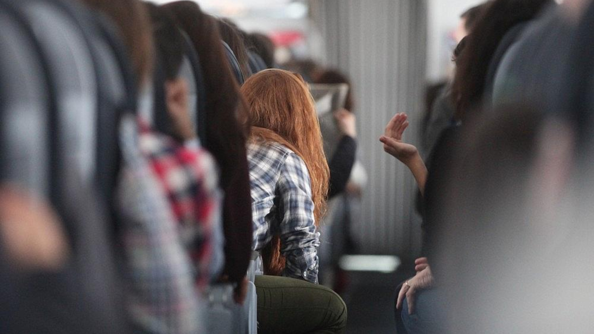 Rothaarige Frau in einem Flugzeug (Archiv) - Foto: via dts Nachrichtenagentur
