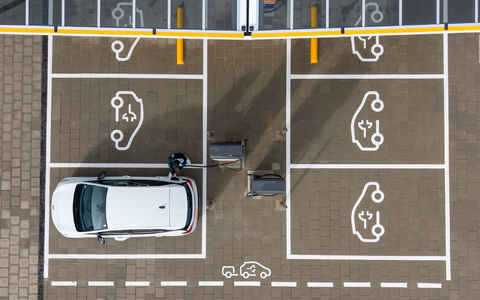 Neue E-Auto-Prämie soll rückwirkend ab dem Jahreswechsel gelten. (Archivbild) - Foto: Sebastian Kahnert/dpa