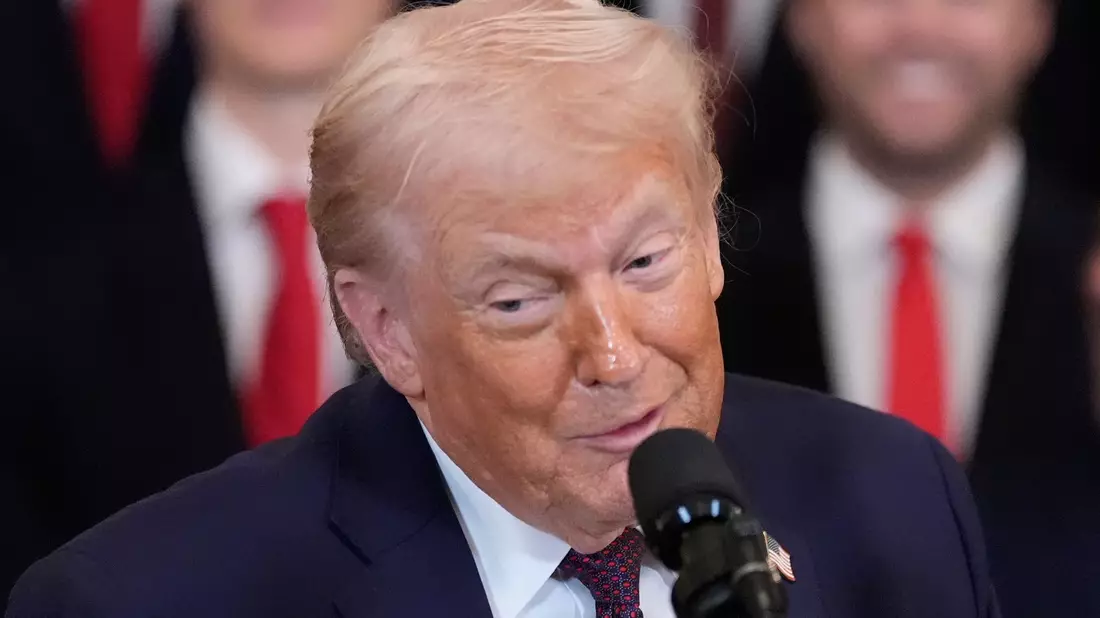 Trump droht dem Iran mit einem militärischen Eingreifen.  - Bild: Alex Brandon/AP/dpa