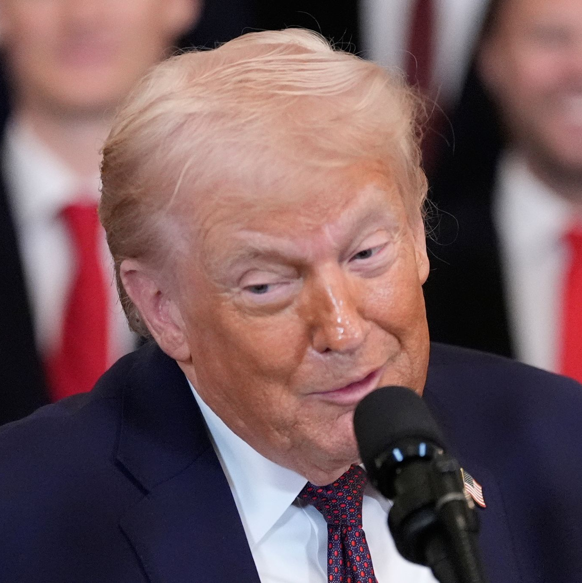 Trump droht dem Iran mit einem militärischen Eingreifen.  - Foto: Alex Brandon/AP/dpa