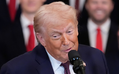 Trump droht dem Iran mit einem militärischen Eingreifen.  - Foto: Alex Brandon/AP/dpa