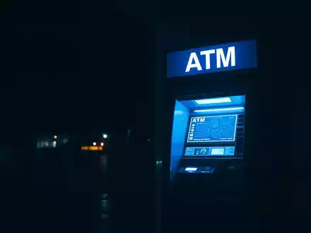 ATM-Sicherheit im Doppelangriff: KI-Betrug trifft auf Windows 11-Umstellung - Foto: über boerse-global.de