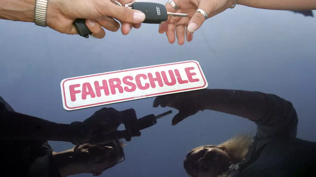 Führerschein machen - oder doch lieber warten, bis alle Autos von selbst fahren? (Symbolbild) - Bild: Marcus Führer/dpa