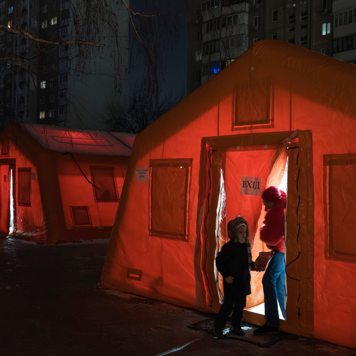 Zelte des ukrainischen Zivilschutzdienstes geben Menschen die Möglichkeit, sich nach russischen Angriffen aufzuwärmen, wenn die Heizungen ausgefallen sind. - Foto: Vladyslav Musiienko/AP/dpa
